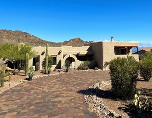 Exterior - Saguaro Canyon - Luxury Desert Escape w Heated Pool-Spa & Stunning Views (Tucson)