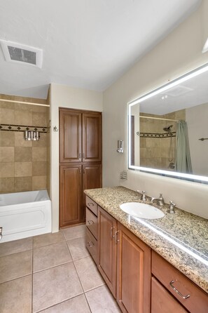 Combined shower/tub, jetted tub, hair dryer, towels