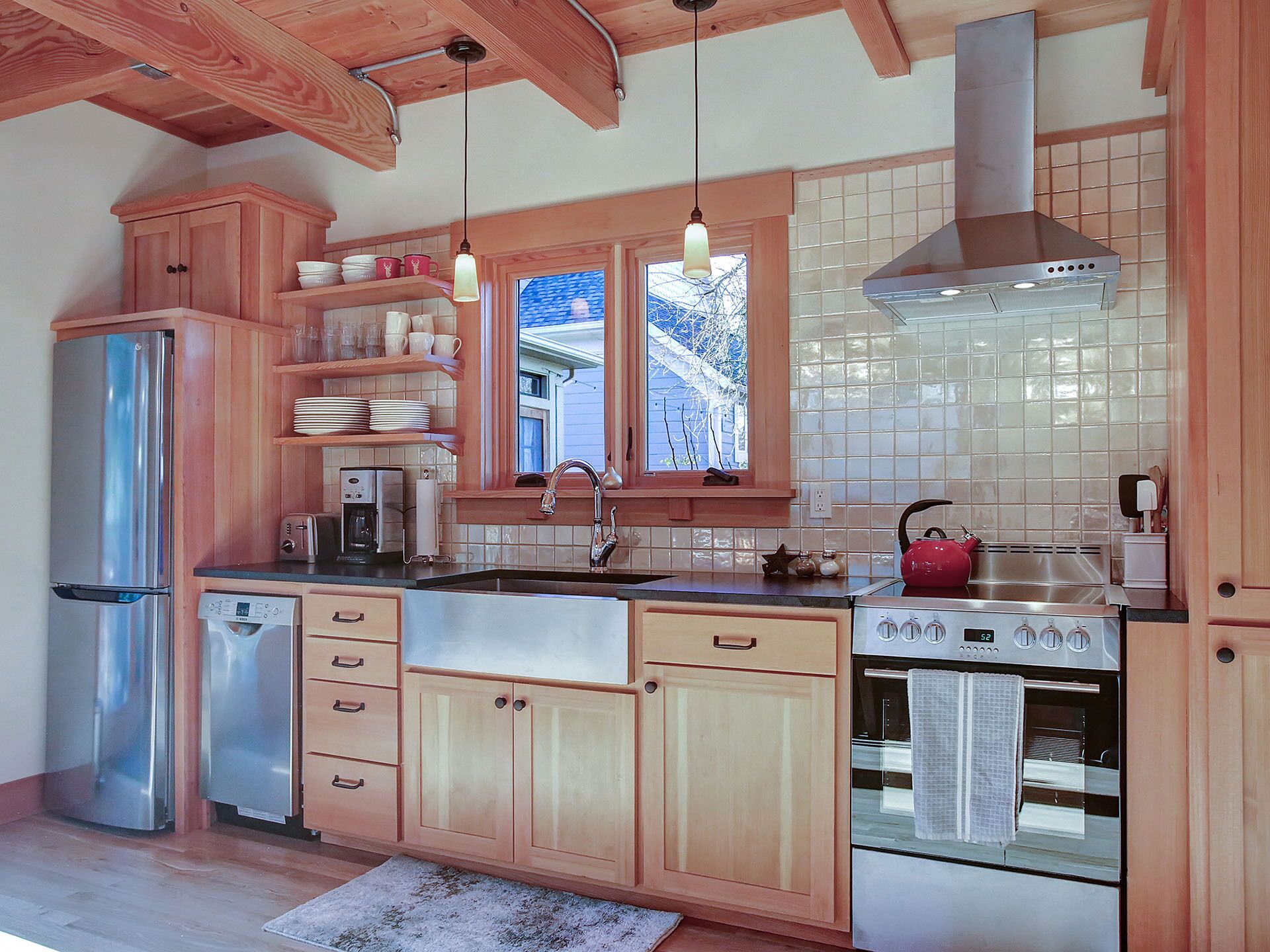 recently constructed eco-cottage, heart of SE Belmont/Hawthorne, walk everywhere