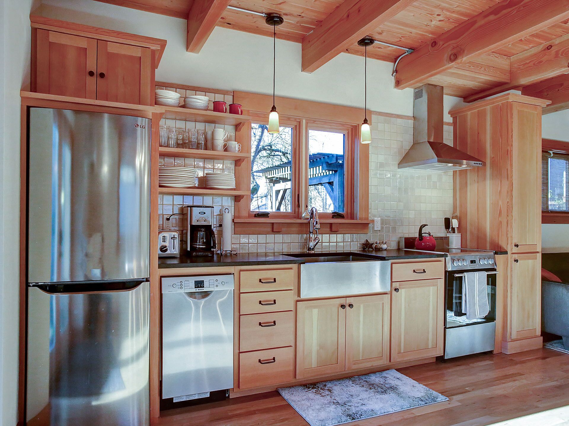 recently constructed eco-cottage, heart of SE Belmont/Hawthorne, walk everywhere