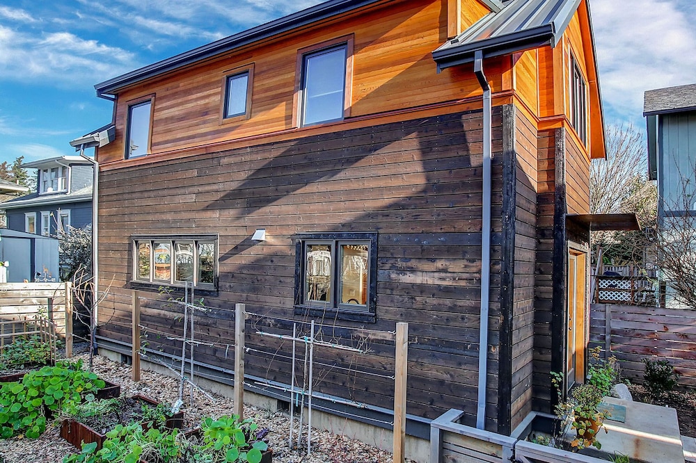 recently constructed eco-cottage, heart of SE Belmont/Hawthorne, walk everywhere
