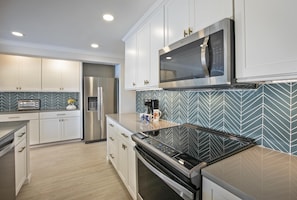 Refrigerador, microondas, horno, placa de cocina