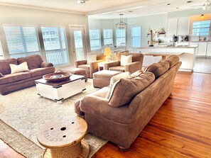 Smart-tv, eldstad, dvd-spelare och ett bordtennisbord