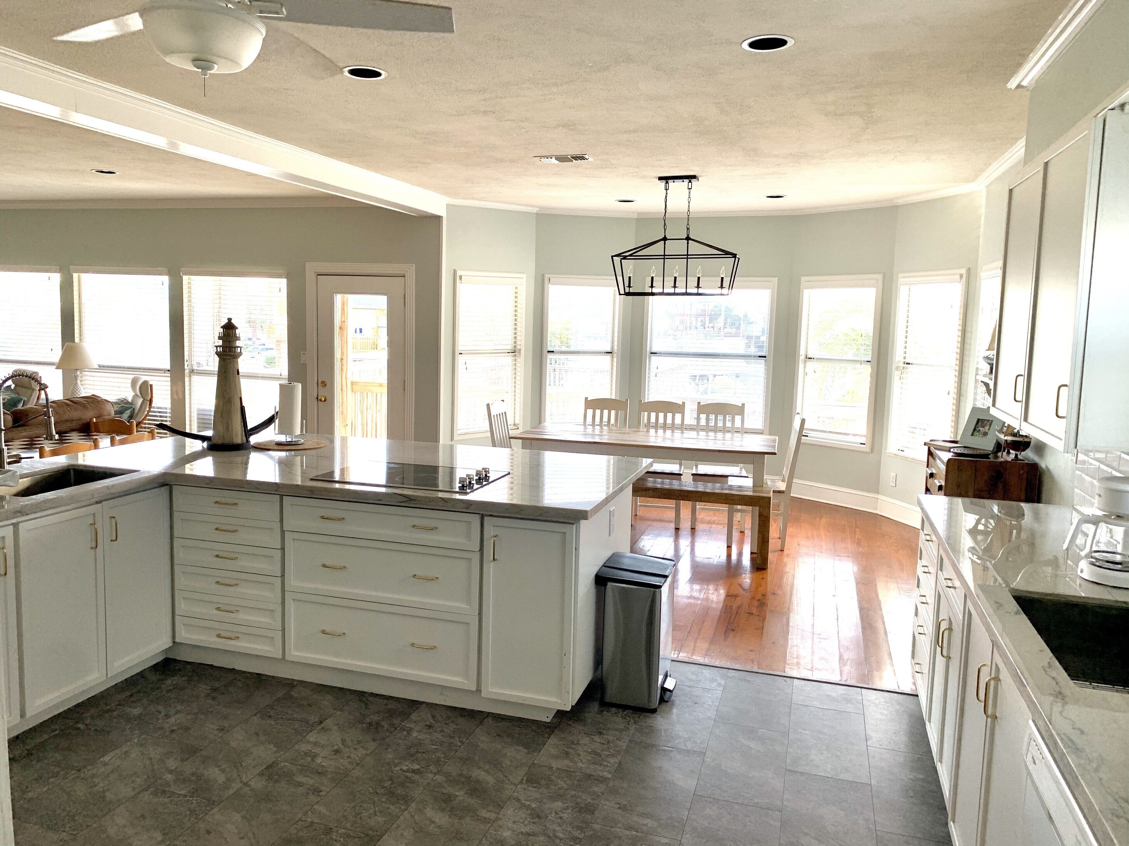 Fantastic Bay House, great for large gatherings, canal fishing and lots of toys