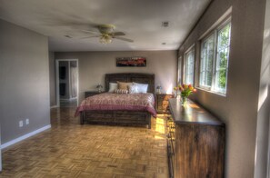 10 soverom, strykejern/-brett, reiseseng for barn og wi-fi (inkludert)