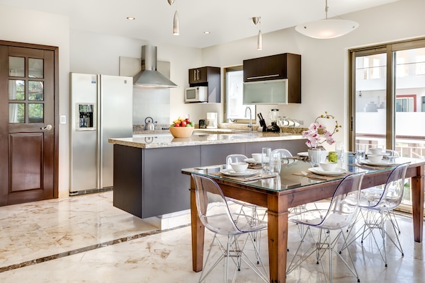 Cook from your heart! Bright and Ample Kitchen with all the necessary equipped.