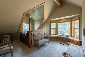4 slaapkamers, een bureau, een strijkplank/strijkijzer, reisbedje
