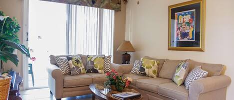 Televisio, pöytätennispöytä, kirjoja