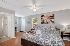 Työpöytä, silitysrauta/-lauta, vauvan matkasänky, Wi-Fi