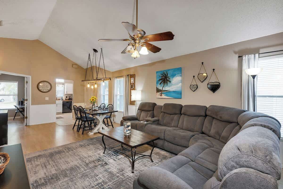 TV connectée, cheminée, jeux vidéo, lecteur de DVD