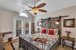 Escritorio, tabla de planchar con plancha, cuna de viaje y wifi 