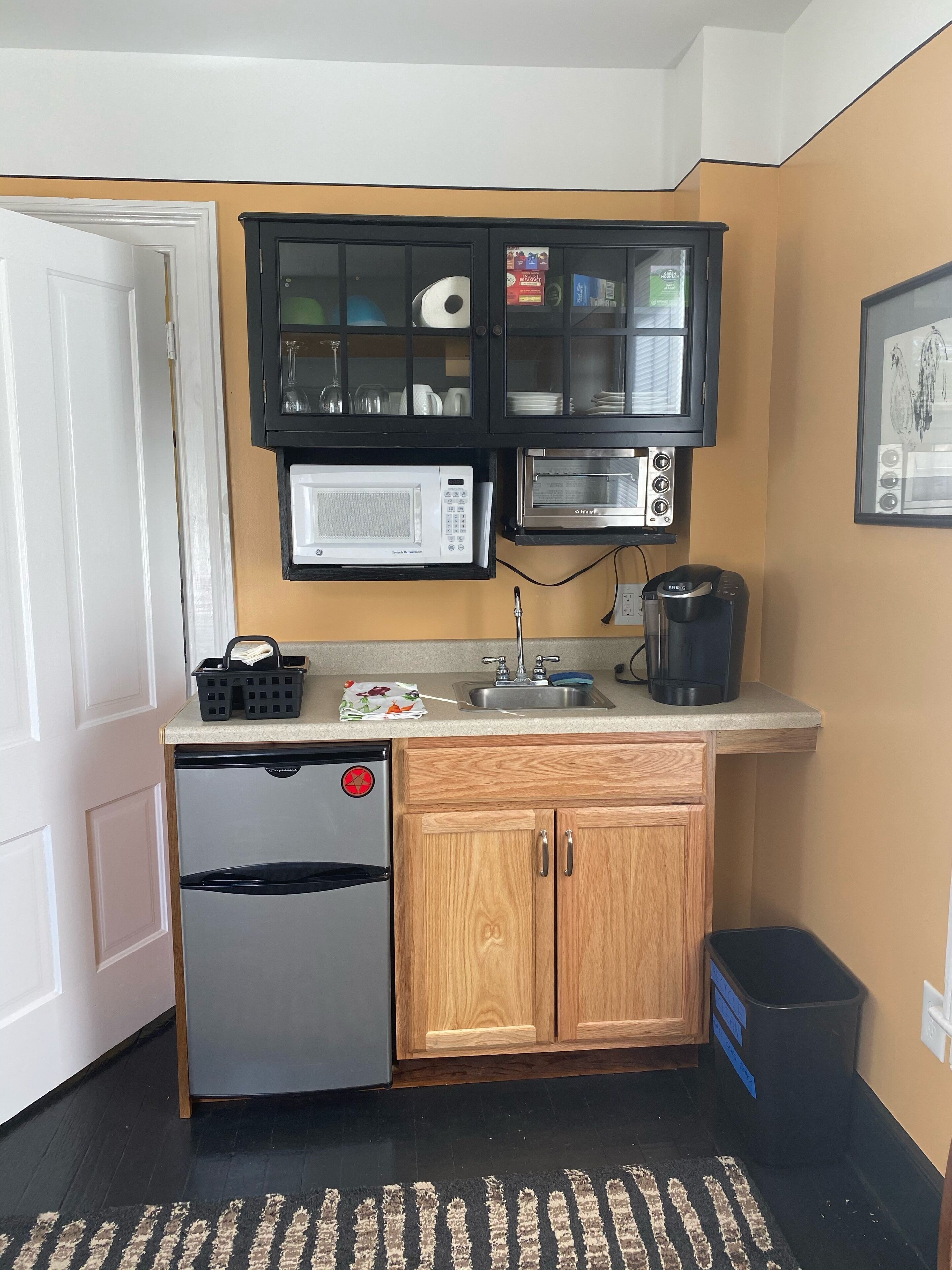 Located In Trendy downtown Belmont, Easy Walk To Downtown Mall,UVA. Pet friendly