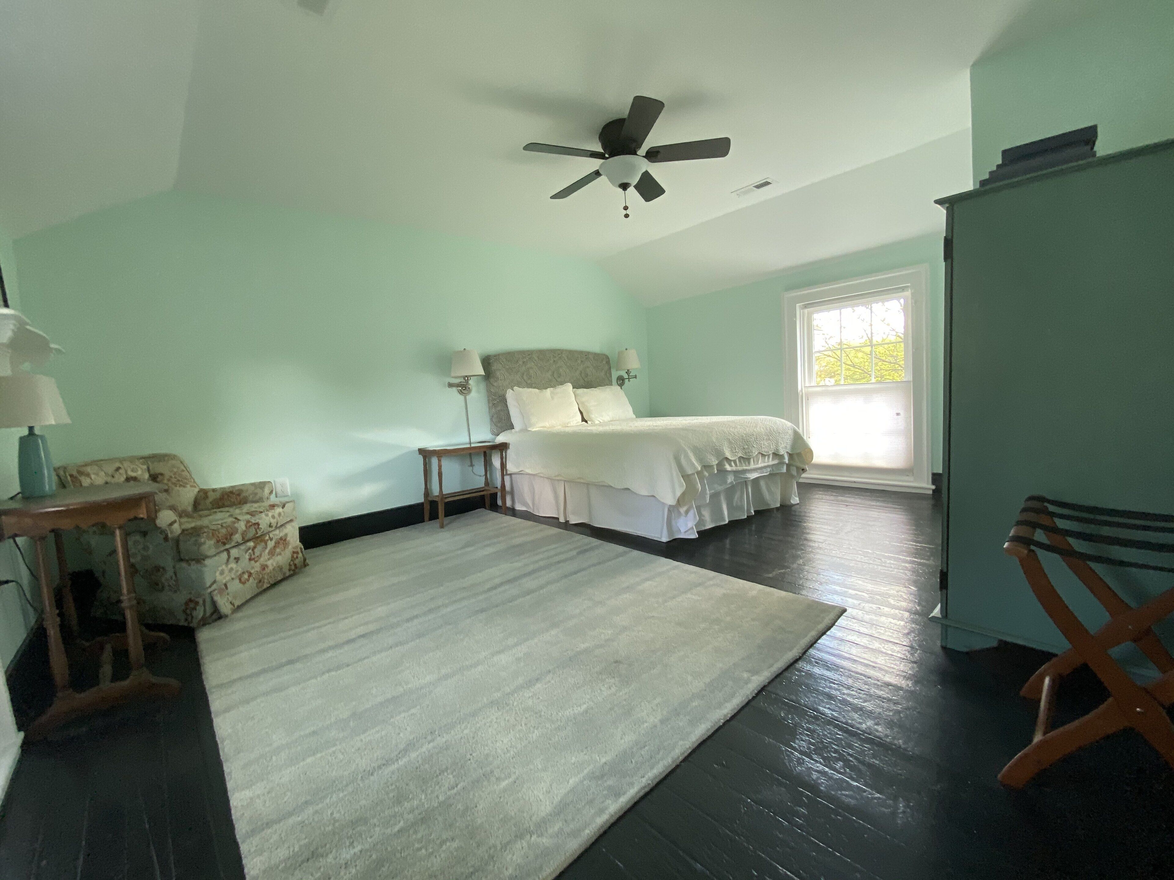 Located In Trendy downtown Belmont, Easy Walk To Downtown Mall,UVA. Pet friendly