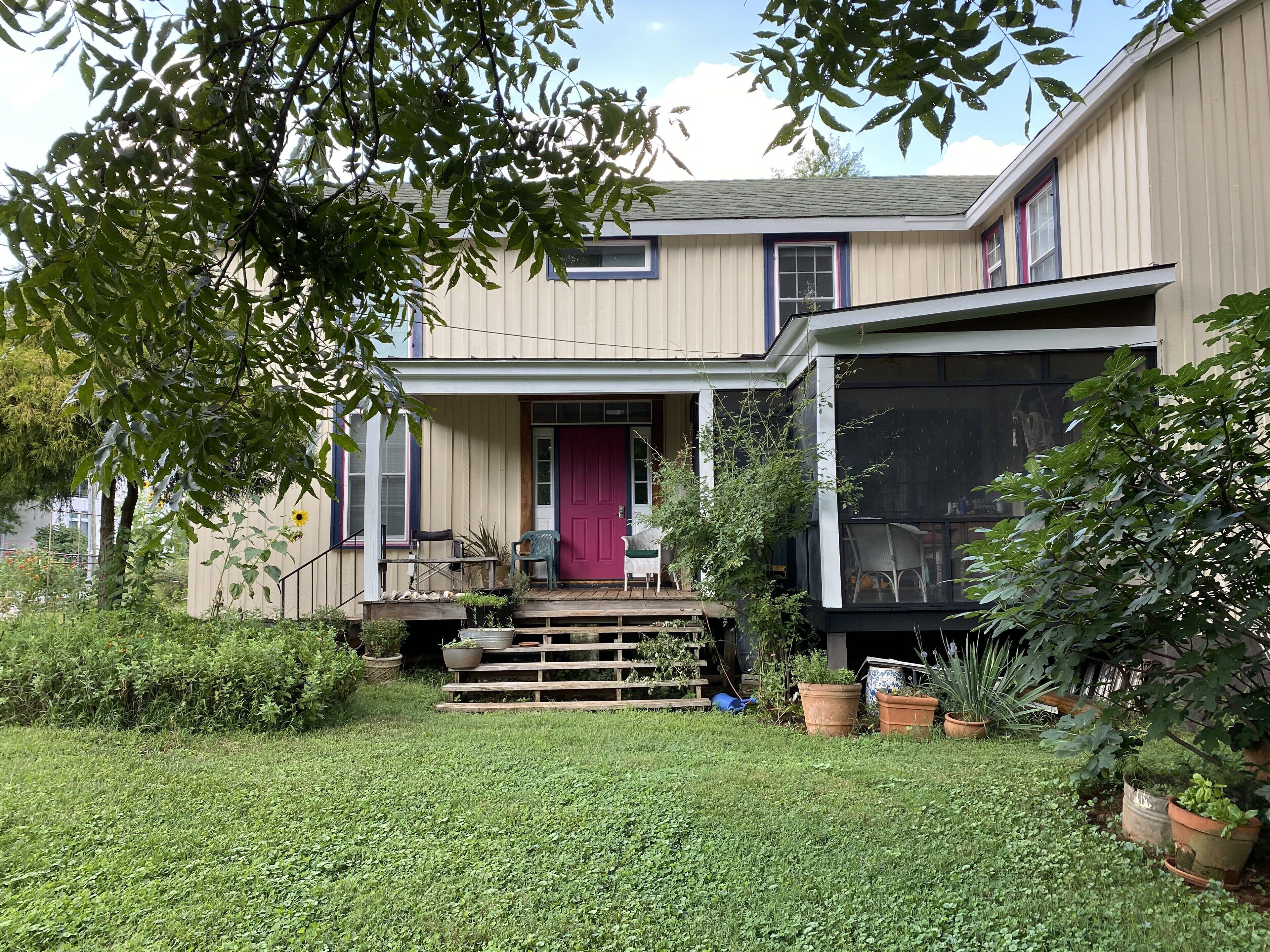 Located In Trendy downtown Belmont, Easy Walk To Downtown Mall,UVA. Pet friendly