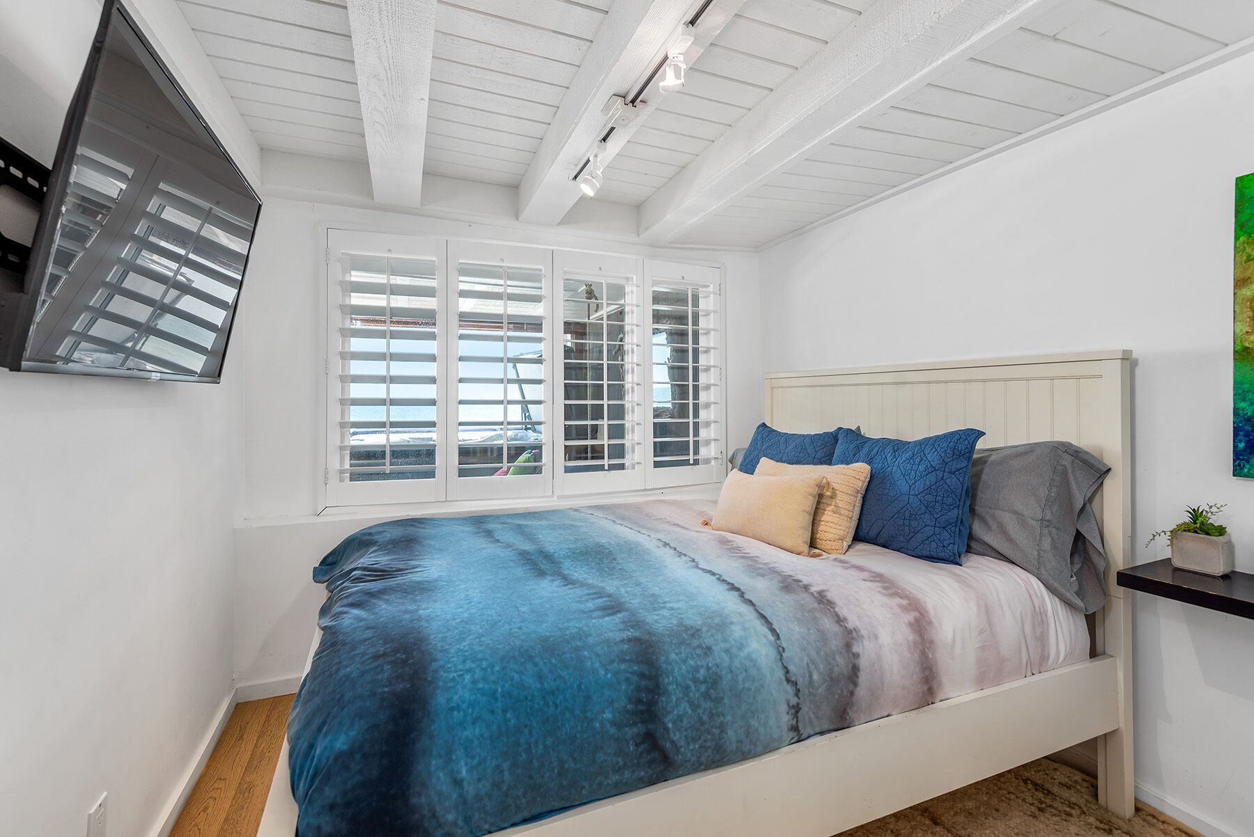 Oceanfront with Hot Tub, BBQ, Private Beach, Dog Friendly