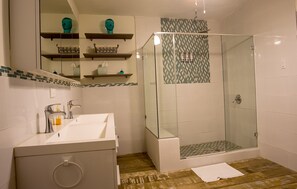 Dusche, Haartrockner, Handtücher, Seife