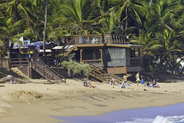 Plage à proximité, chaises longues, serviettes de plage