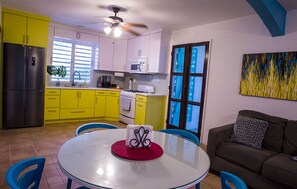 ثلاجة، ميكروويف، فرن، موقد طهي مسطح