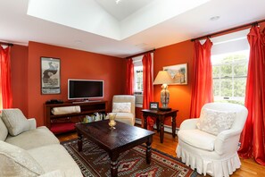 Smart TV, fireplace, DVD player, books