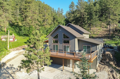 Lazy Dog Lodge, Hot Tub, AC & Activities Near Black Hills