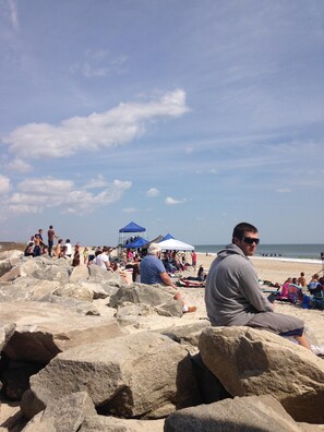 På stranden