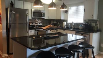 Køleskab, mikrobølgeovn, ovn, kogeplade