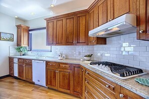 冰箱、微波炉、烤箱、炉灶