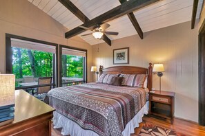 4 chambres, fer et planche à repasser, lit de bébé portatif