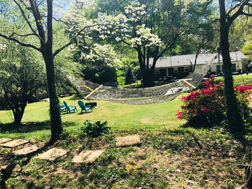 Relaxing Cottage close to everything! Perfect for 2!Wi-Fi, Keurig,Outside space!