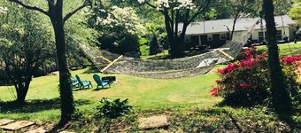 Relaxing Cottage close to everything! Perfect for 2!Wi-Fi, Keurig,Outside space!