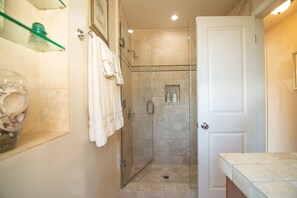 Douche, sèche-cheveux, serviettes fournies, savon