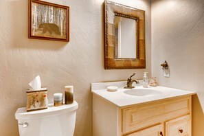 Ensemble douche/baignoire, sĂšche-cheveux, serviettes fournies