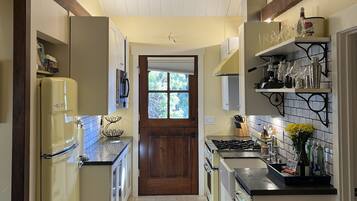 Frigorífico, microondas, horno y placa de cocina