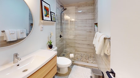 Combined shower/bathtub, hair dryer, towels, soap. Jackson Hole 2 Bedroom Mountain Chic Townhome-10 min walk to Town Square