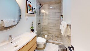 Ensemble douche/baignoire, sĂšche-cheveux, serviettes fournies, savon