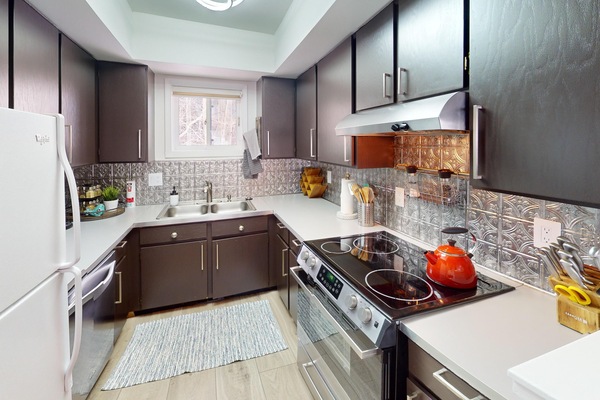 Frigorífico, microondas, horno y placa de cocina