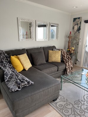 Smart TV, fireplace, Netflix, streaming services