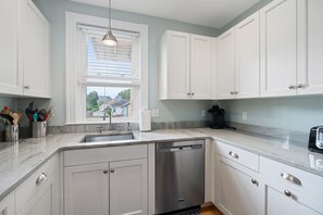 Fridge, microwave, oven, stovetop - Perfect location in the heart of the Pier ! Short walk to Narragansett beach (Narragansett)