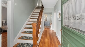 Un escalier avec des marches en bois et une porte verte.