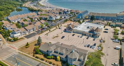 Perfect location in the heart of the Pier ! Short walk to Narragansett beach