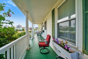 Terrace/patio - Perfect location in the heart of the Pier ! Short walk to Narragansett beach (Narragansett)