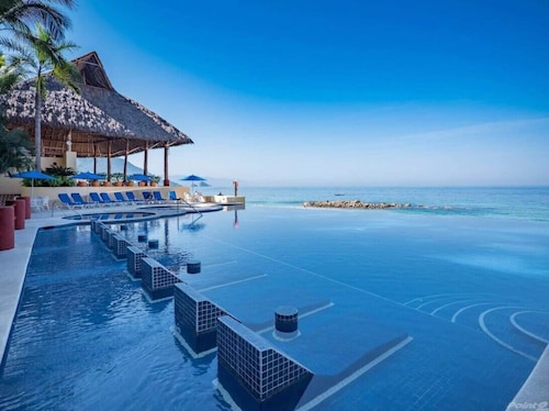 Oceanfront Condo On The Beach With Panoramic Views