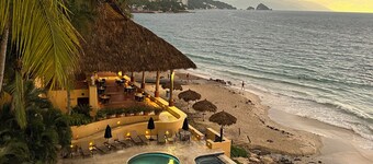 Oceanfront Condo On The Beach With Panoramic Views