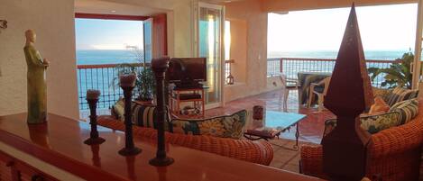 Smart TV, reproductor de DVD, mesa de ping pong, libros