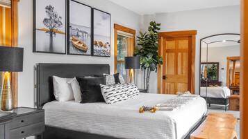 7 sovrum, vÀrdeförvaringsskÄp pÄ rummet och skrivbord