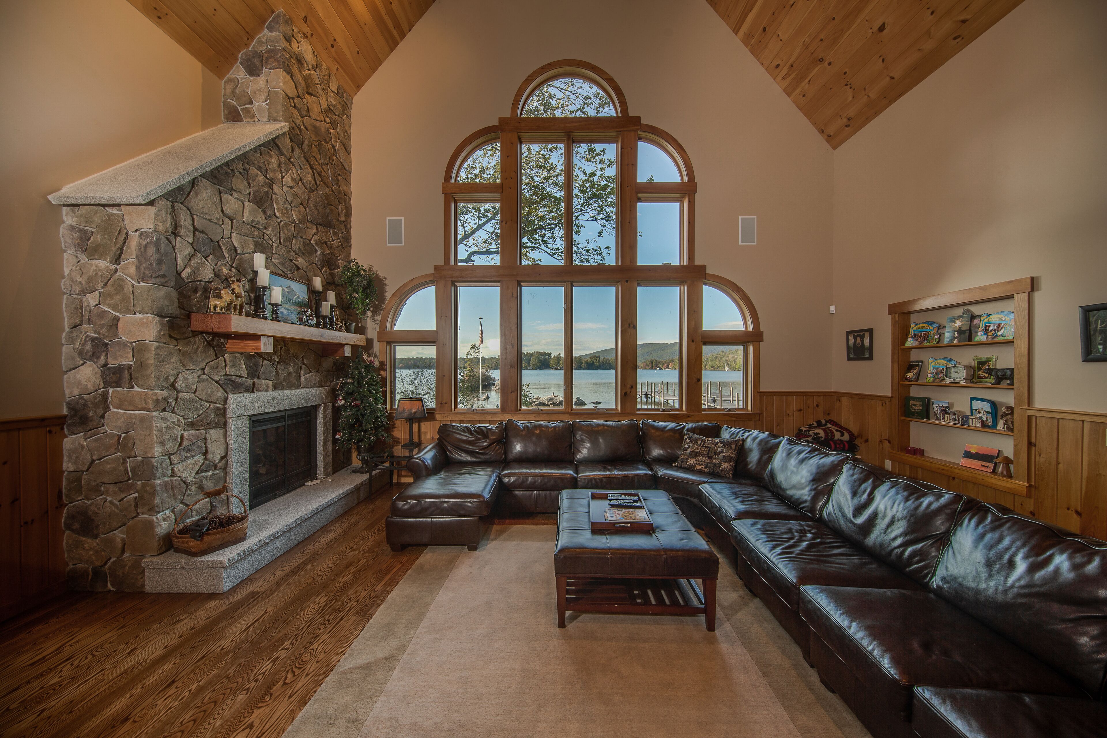 TV connectée, cheminée, jeux vidéo, lecteur de DVD