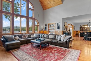 Smart TV, caminetto, videogiochi, lettore DVD