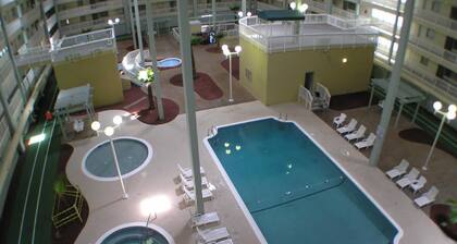 Hlton Head Resrt 2B/2B Bldg 1. POOL closest to bordwlk FREE SHUTL
10% OFF 7 days