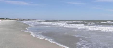På stranden