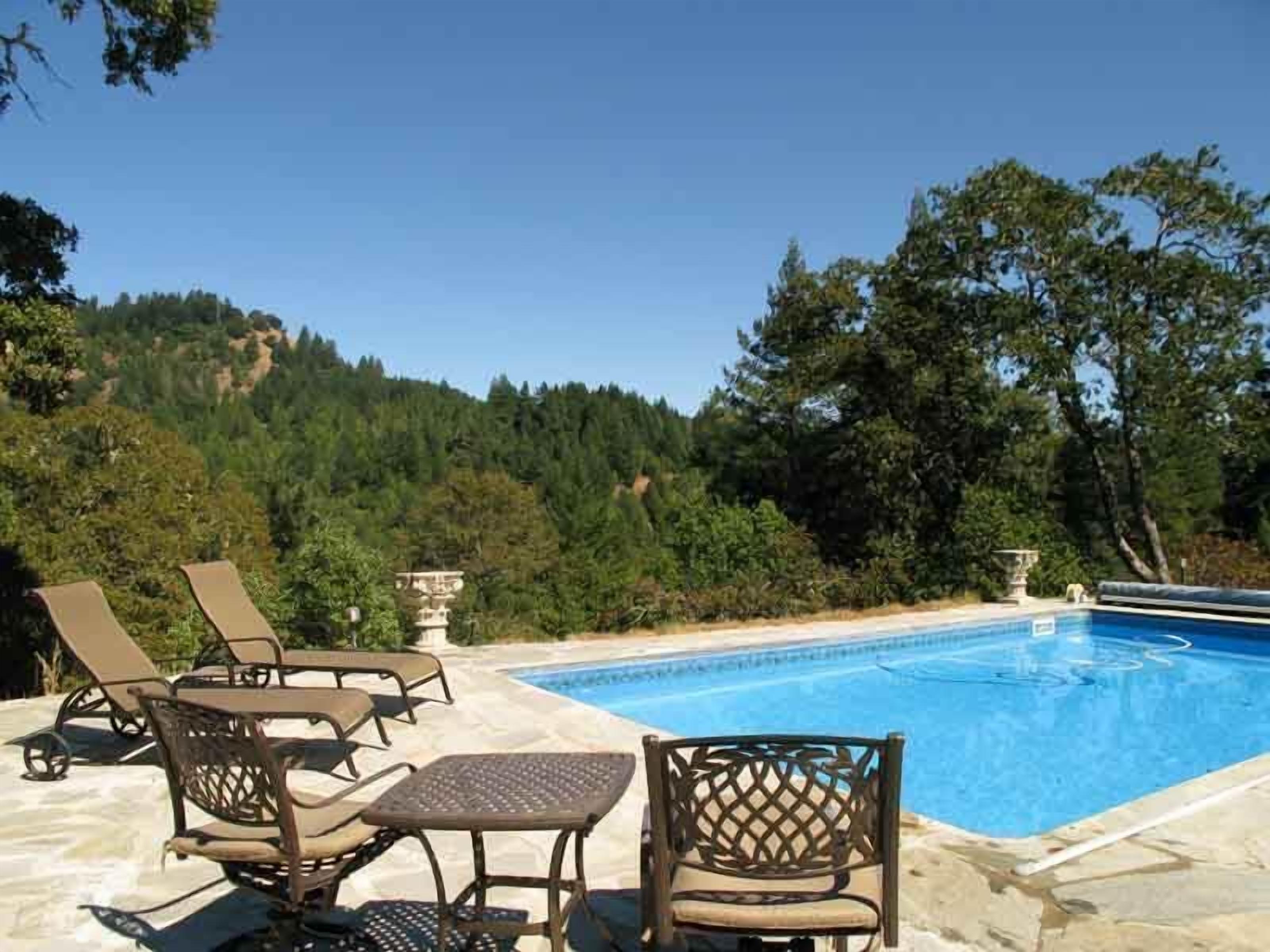 Ulkouima-allas, aurinkotuoleja